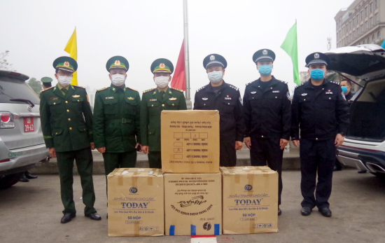 lanh-dao-don-bien-phong-cua-khau-quoc-te-mong-cai-tang-10-000-khau-trang-cho-tram-kiem-tra-bien-phong-xnc-dong-hung-quang-tay-trung-quoc