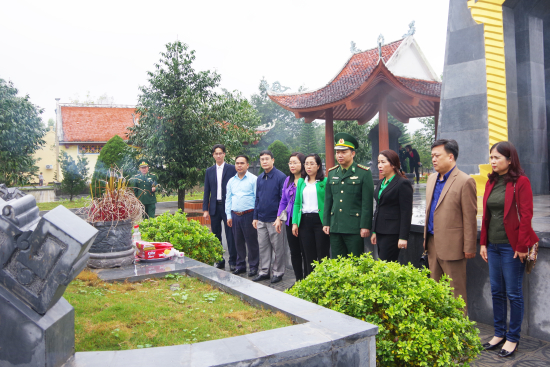 lanh-dao-hai-nganh-tham-huong-tri-an-cac-anh-hung-liet-si