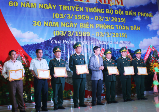 lanh-dao-huyen-chu-prong-trao-thuong-cho-cac-tap-the-va-ca-nhan-dat-thanh-tich-xuat-sac-tai-le-ky-niem