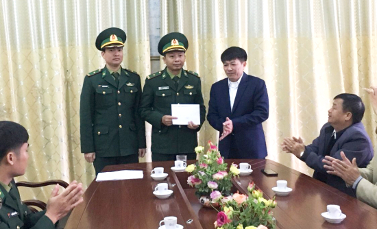 lanh-dao-huyen-si-ma-cai-trao-thuong-cho-don-bien-phong-si-ma-cai