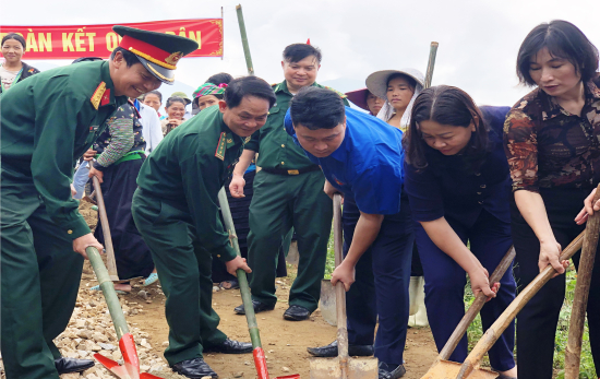 lanh-dao-luc-luong-vu-trang-lao-cai-tham-gia-khoi-cong-con-duong-nong-thon-moi