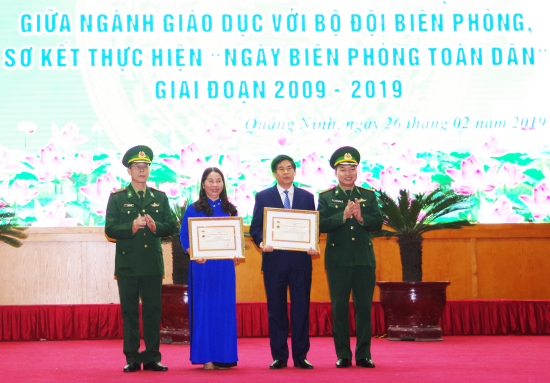 lanh-dao-so-giao-duc-va-dao-tao-tinh-quang-ninh-duoc-trao-tang-ky-niem-chuong-cua-bo-tu-lenh-bdbp