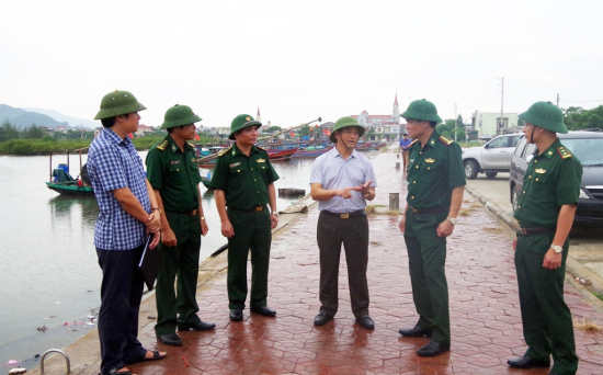 lanh-dao-ubnd-huyen-loc-ha-va-thu-truong-bo-chi-huy-bien-phong-tinh-don-bp-cua-sot-xuong-au-thuyen-cua-sot-chi-dao-truc-tiep