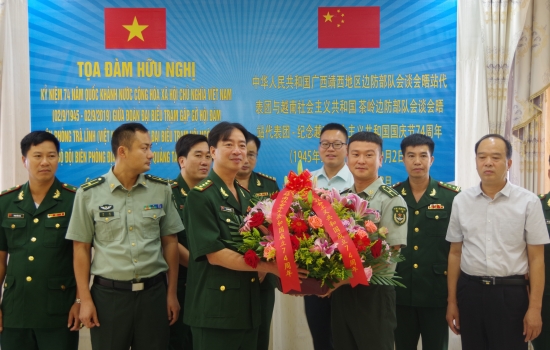 m2ut6p4yle-19019_f_k02415rk2_on_i_biu_Trung_Quc_tng_hoa_chc_mng_Don_i_biu_Vit_Nam