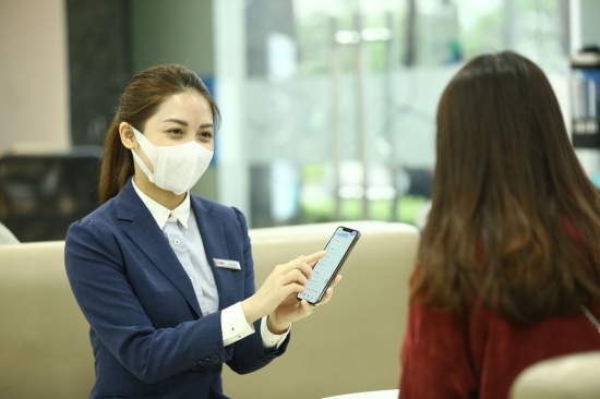 mb-day-manh-tu-van-su-dung-app-mbbank-de-giam-tan-suat-su-dung-tien-mat-cho-khach-hang