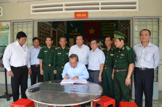 mju5yblk82-47986_328808884427083441_Dong_chi_Pho_thu_tuong_Chinh_phu_Truong_Hoa_Binh_ky_so_vang_truyen_thong_tai_Don_Bien_phng_Long_Kho