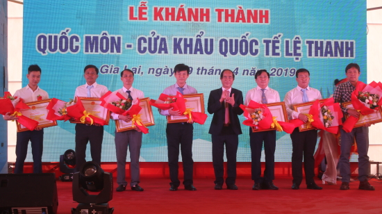 myv8i5srxq-13404_f_junwzf5m3_Ch_tch_UBND_tnh_Gia_Lai_trao_bng_khen_cho_cc_tp_th_v_c_nhn_t_thnh_tch_trong_xy_dng_Quc_mn_CKQT_L_Thanh