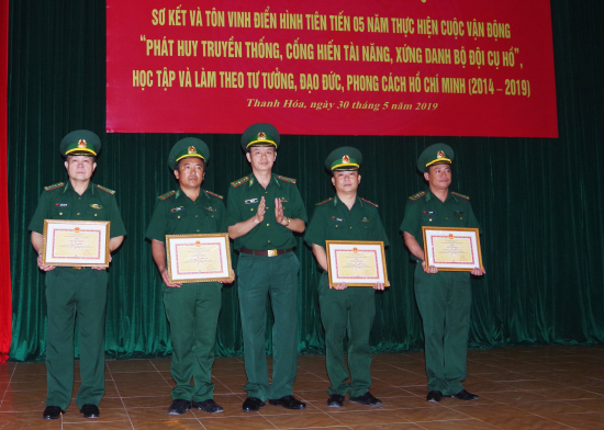 n6ms_dai-ta-le-van-hung-chi-huy-truong-bdbp-thanh-hoa-trao-khen-thuong-cho-4-tap-the