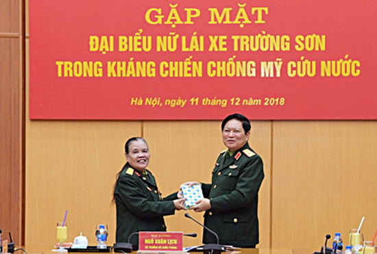 nap5bweys0-8204_f_jpklfuip0_dai_dien_nu_ccb_lai_xe_truong_son_tang_sach_dai_tuong_ngo_xuan_lich