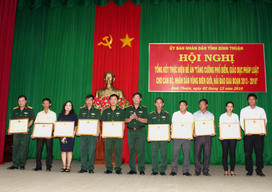 ndiu3qywg9-56347_1839894630579145042_Trao_trhuong