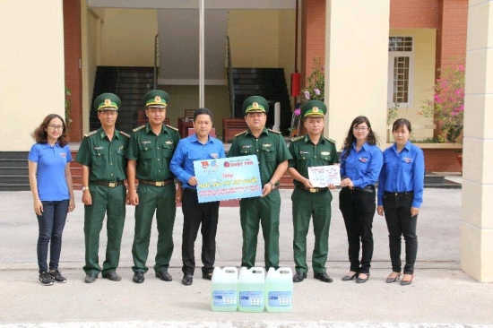 ne048i5jut-24921_f_k6kglz161_nhTnh_on_An_Giang_trao_tng_nc_ra_tay_st_khun_phng_chng_dch_bnh_vim_ng_h_hp_cp_do_virus_Covid2019_cho_cn_b_chin_s_Trm_kim_sot_ca_khu_quc_t_Tnh_Bin_n_Bin_1