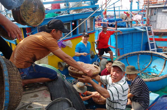 ngu-dan-my-a-dua-hai-san-len-bo-ban-cho-thuong-lai-anh-van-tanh