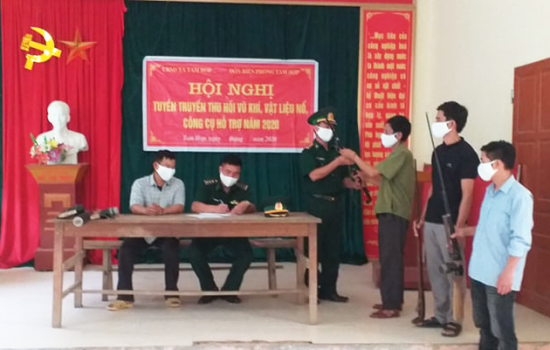 nguoi-dan-den-giao-nop-vu-khi