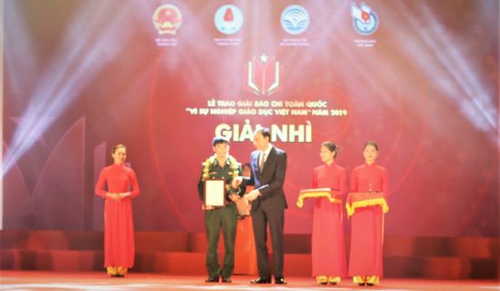nha-bao-nguyen-viet-lam-nhan-giai-nhi-giai-bao-chi-toan-quoc-vi-su-nghiep-giao-duc-viet-nam-2019-1-0930