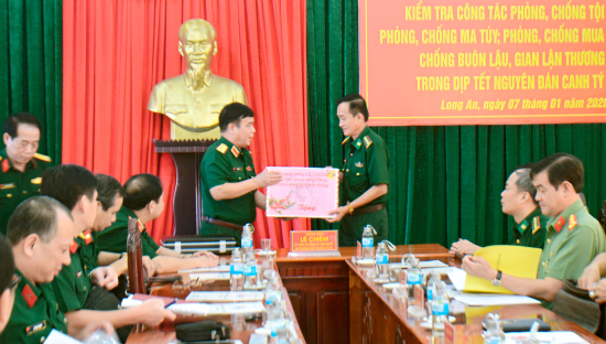 nhan-dip-xuan-canh-ty-nam-2020-thuong-tuong-tang-qua-chuc-mung-den-cbcs-bdbp-tinh-lon-an