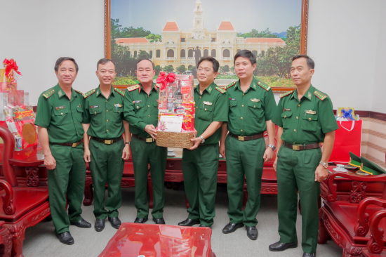 nq7slz2b1u-10352_f_jrd1lsyj4_Anh_3._Tang_qua_don_vi