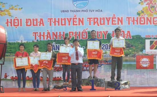 ong-nguyen-le-vi-phuc-pho-chu-tich-ubnd-thanh-pho-tuy-hoa-trao-giai-nhat-toan-doan-cho-cac-tap-the