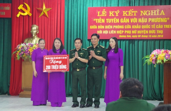 p69n0wj127-54028_1907835304180238391_n_Bin_phng_ca_khu_quc_t_Cu_Treo_trao_s_tin_200_triu_ng_cho_Hi_LHPN_huyn_c_Th...
