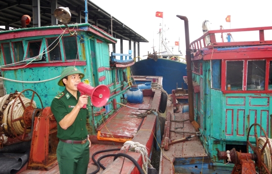 pb04yf21ql-18841_f_jzwbyzga2_Cn_b_n_Bin_phng_Lch_Kn_ku_gi_tu_thuyn_vo_sp_xp_neo_u_ti_cng_c_Xun_hi_huyn_Nghi_Xun_