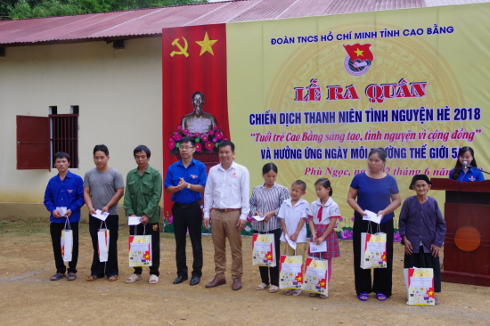 pcfje4auv7-209_35960303051524451_Ban_t_chc_trao_qu_cho_cc_gia_nh_c_hon_cnh_kh_khn_v_cc_em_hc_sinh_ngho_vt_kh_hc_gii