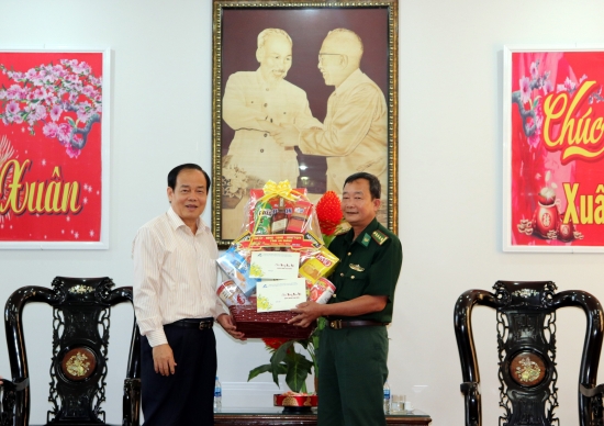 pd9i0b7jf2-10427_f_jrgjb6v21_nh_2ng_ch_Vng_Bnh_Thnh_Ch_tch_UBND_tnh_tng_qu_cn_b_chin_s_BBP_An_Giang