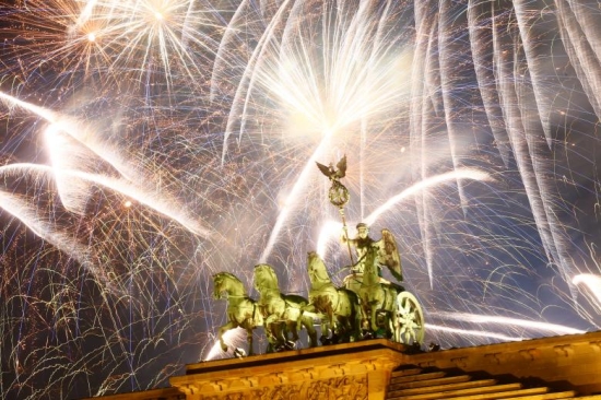 phao-hoa-o-brandenburg-berlin-reuters