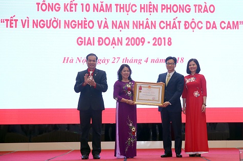 pho-thu-tuong-trao-tang-huan-chuong-lao-dong-hang-ba-cho-trung-uong-hoi-chu-thap-do-viet-nam