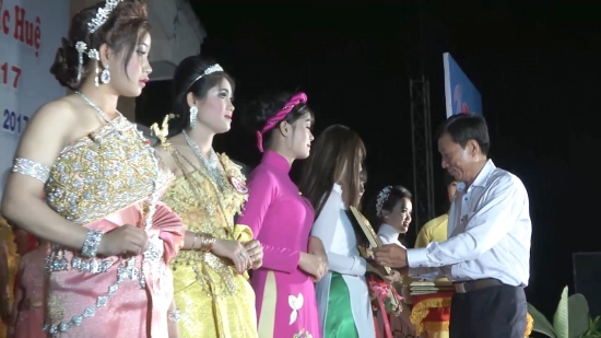 pv741qwiju-57766_4924944731608943987_ong_Vo_Van_Hy_Chu_tich_UBND_huyen_Duc_Hue_trao_giai_cho_cac_thi_sinh