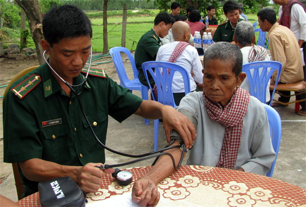 quan-y-bdbp-an-giang-kham-chua-benh-cap-