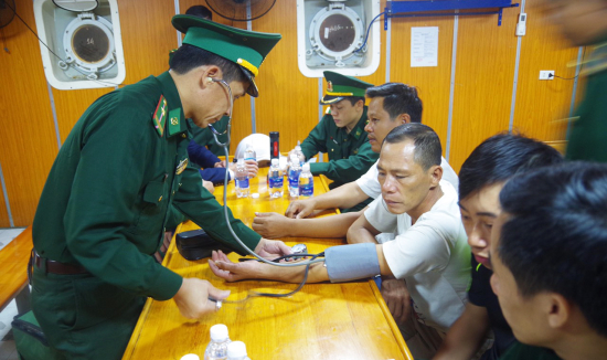 quan-y-bien-phong-tham-kham-suc-khoe-cho-cac-thuyen-vien-bi-nan-tren-bien