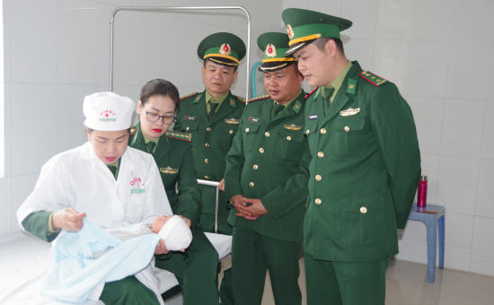 quan-y-bo-doi-bien-phong-cham-soc-chau-nho