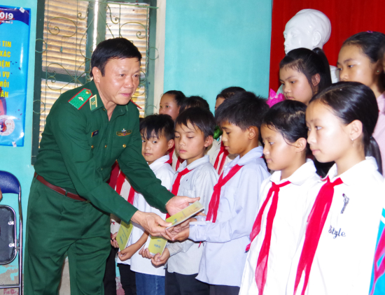 quy-bao-tro-tre-em-viet-nam-trao-50-suat-qua-moi-suat-500-000-dong-cho-tre-em-dan-toc-thieu-so-tren-dia-ban