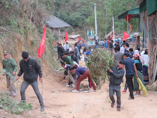 qvp9lb8s41-46076_872620360199394361_Lc_lng_tham_gia_L_ra_qun_ang_pht_quang_bi_rm_v_cc_vt_cn_dc_2_bn_ng_Nng_thn