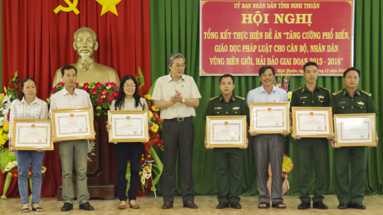 rg4hqxsz15-56301_164963663777362454_ng_ch_L_Vn_Binh_Ph_Ch_tch_UBND_tnh_trng_ban_ch_o_n_trao_bng_khen