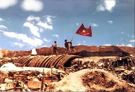 rhtbizuqxy-28029_f_k9kn0wag2_Ngy_751954_L_c_Quyt_chin_Quyt_thng_ca_Ch_tch_H_Ch_Minh_trao_cho_Qun_i_nhn_dn_Vit_Nam_hin_ngang_tung_bay_trn_nc_hm_De_Castries.