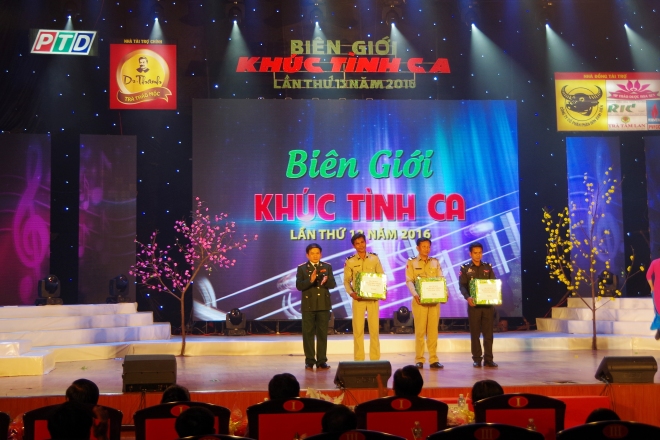 rjvti032a8-43907_1889931717724027342_B_Chi_huy_B_i_bin_phong_k_Nng_tng_qua_lc_lng_cng_an_qun_i_Campuchia