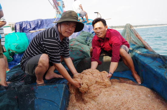 ruoc-tuoi-san-pham-ngu-dan-my-a-vua-danh-bat-trong-ngay-mo-bien-dau-nam-anh-van-tanh