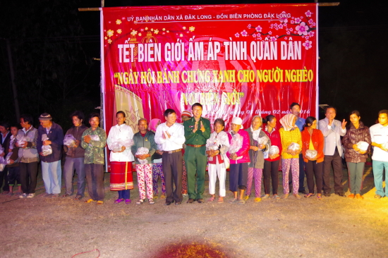 s76jfhp52c-45119_10431817671145423608_2_Tang_qua_cho_nguoi_ngheo_bien_gioi