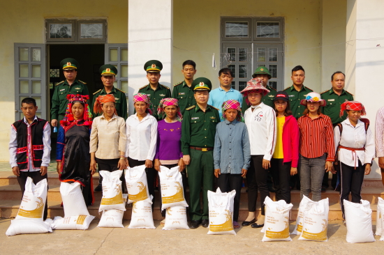 tai-buoi-ban-giao-nha-cho-cac-ho-gia-dinh-o-xa-chung-chai-huyen-muong-nhe-bo-chi-huy-bdbp-tinh-dien-bien-ho-tro-65-ho-gia-dinh-moi-ho-20kg-gao