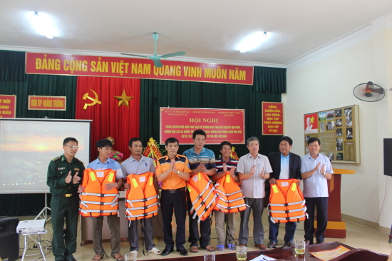 tang-ao-phao-cho-dai-dien-ngu-dan-cac-xa-huyen-hoang-hoa