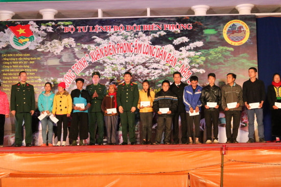 tang-qua-cac-gia-dinh-tai-giao-luu