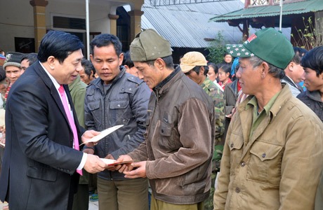 tang-qua-cho-40-ho-ngheo-cua-xa-1.jpg
