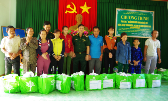 tang-qua-cho-nguoi-ngheo-o-khu-vuc-bien-gioi-bien-huyen-duc-pho-anh-van-tanh