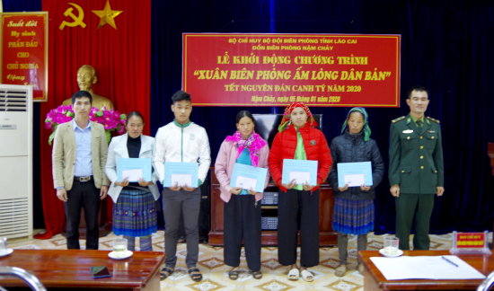 tang-qua-cho-nhan-dan-xa-nam-chay-them-von-mua-cay-con-giong