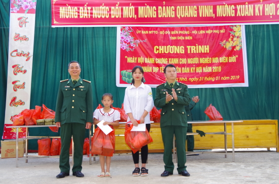 tang-qua-va-trao-ho-tro-cho-cac-em-hoc-sinh-trong-chuong-trinh-nang-buoc-em-toi-truong