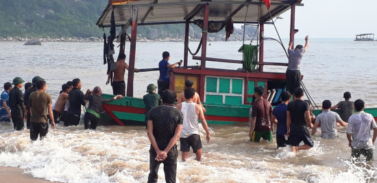 tau-bi-chim-duoc-luc-luong-bien-phong-va-ngu-dan-dua-vao-bo