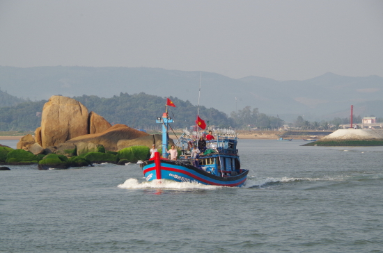 tau-ca-ngu-dan-my-a-vuot-qua-cua-bien-ra-khoi-trong-ngay-dau-nam-moi-anh-van-tanh