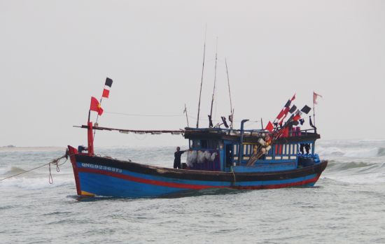 tau-ca-qng-92363-ts-va-7-ngu-dan-duoc-tau-cung-que-lai-dat-vao-cua-dai-an-toan-anh-van-tanh
