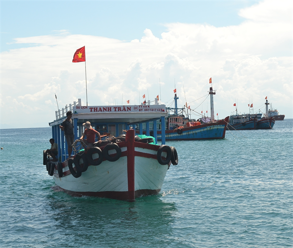 tau-dich-vu-du-lich-thanh-tran-01-vua-du