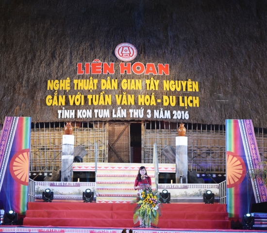 tbegzm6ny8-46374_877798141855542729_2_Ba_Pham_Thi_Trung_Giam_doc_So_VHTTDL_tinh_Kon_Tum_phat_bieu_be_mac_lien_hoan